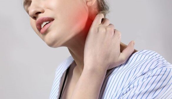 Coa osteocondrose da columna cervical, aparece dor no pescozo e nos ombreiros